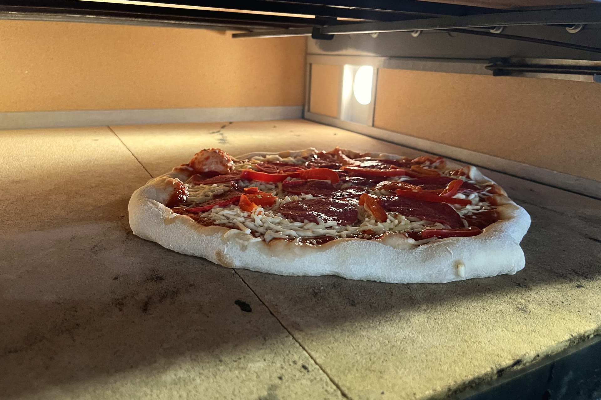 Pizza auf dem Stein im Ofen des Enztal Grillhouse