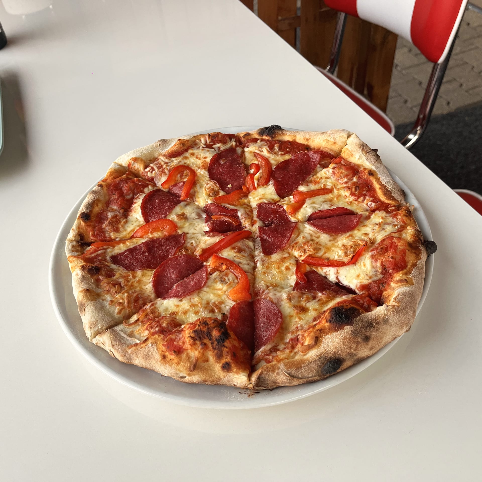 Pizza Salami frisch aus dem Steinofen auf dem Tisch