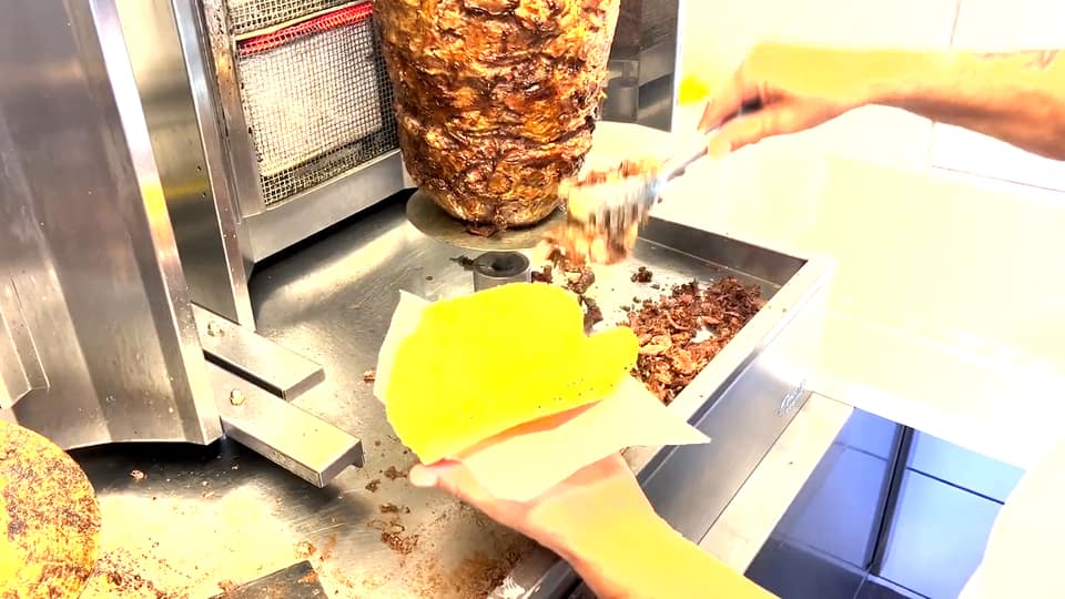 Steak Döner wird frisch vom Spieß geschnitten